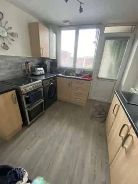 Two Bedroom End Terrace House Near Schools and Transport