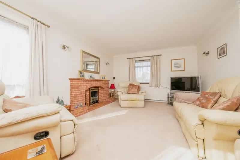 Spacious Family Home with Large Garden and Double Garage