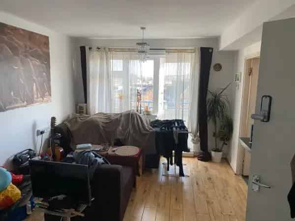 Studio Flat Separate Kitchen and Bathroom