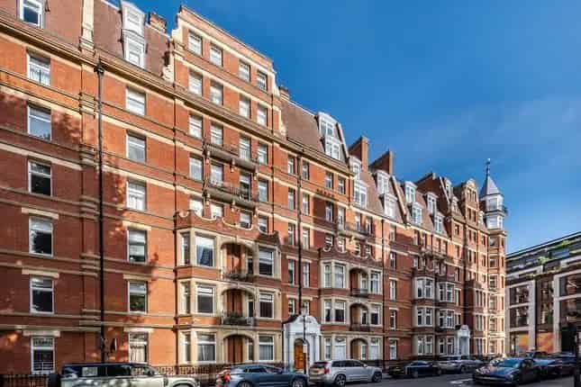 Flat for Sale Kensington W8 - 5 Bedrooms, 2 Bathrooms