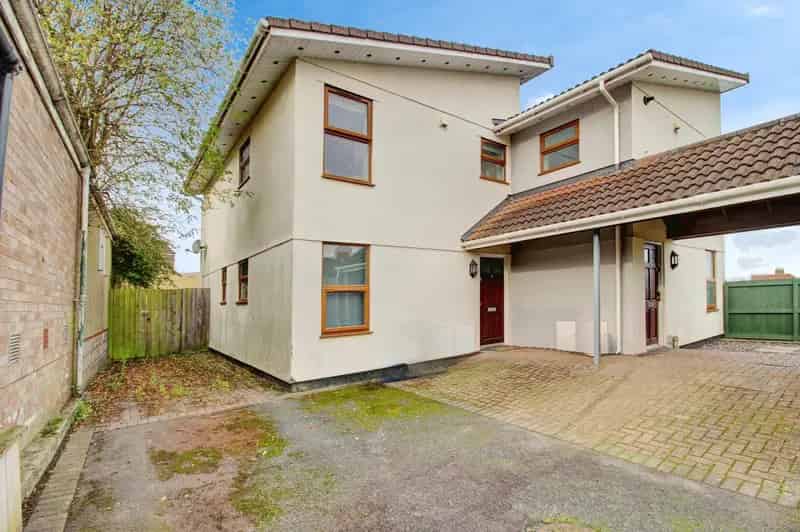 2 Bedroom Flat House to Rent Near Amenities and Schools