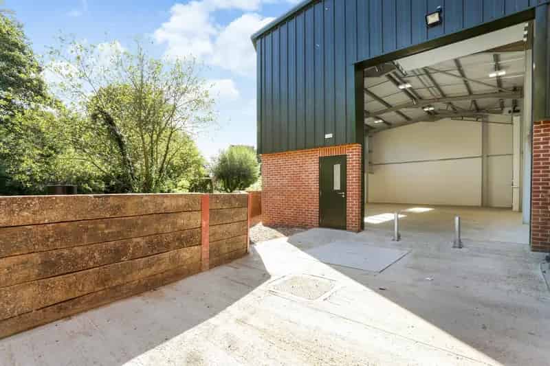 Modern Warehouse Unit near M25 J14 Heathrow