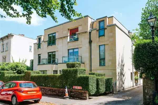 2-Bed Apartment with Courtyard Garden and Parking
