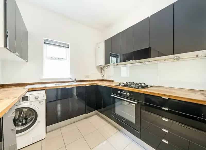 2-Bedroom Flat Grove Park Camberwell Share of Freehold Parking