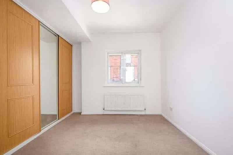 2 bed flat for sale