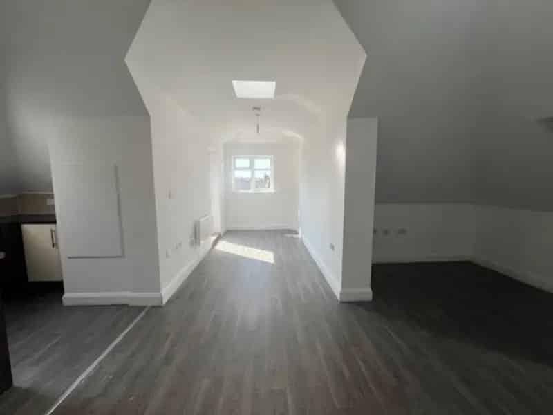 2 Bedroom Apartment to Rent Near High Street