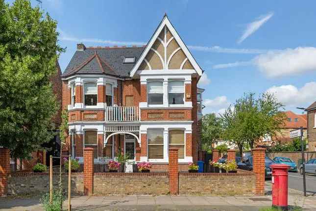 Detached House for Sale in London W3