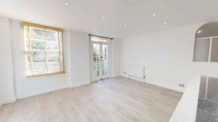 3 Bedroom Flat Newly Decorated Open Plan Living Garden Access