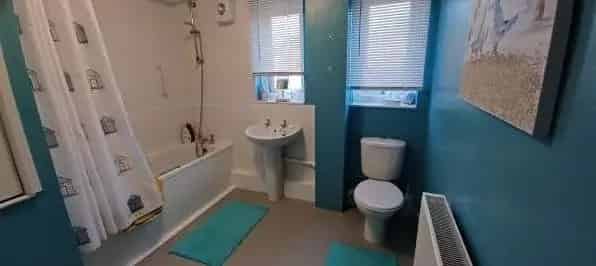 Modern Semi Detached House 3 Beds Long Drive New Kitchen Pets Allowed