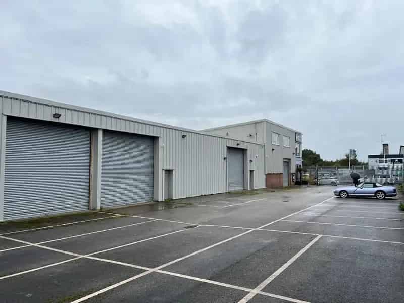 Warehouse Unit To Let 7285 sq ft Secure Yard M62 Access
