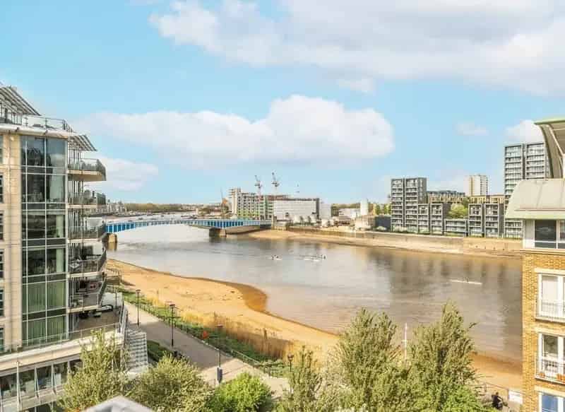 2-Bed 2-Bath River View Apartment Near Clapham Junction