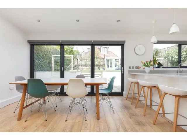 6 Bedroom Semi-Detached Villa with Forth Views