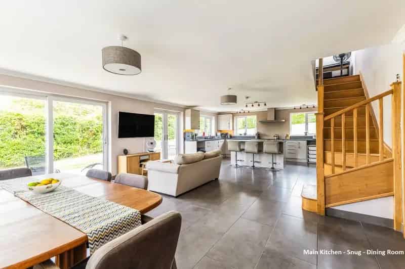 6 Bedroom House for Sale Shipton Bellinger