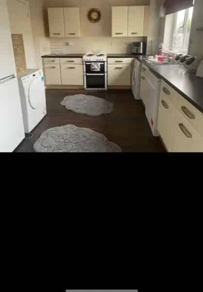 4 Bed House Large Kitchen Diner Garden Good Transport Links