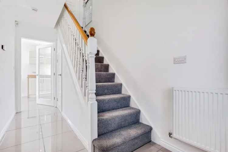 4 Bed Detached House with Integral Garage and Enclosed Garden