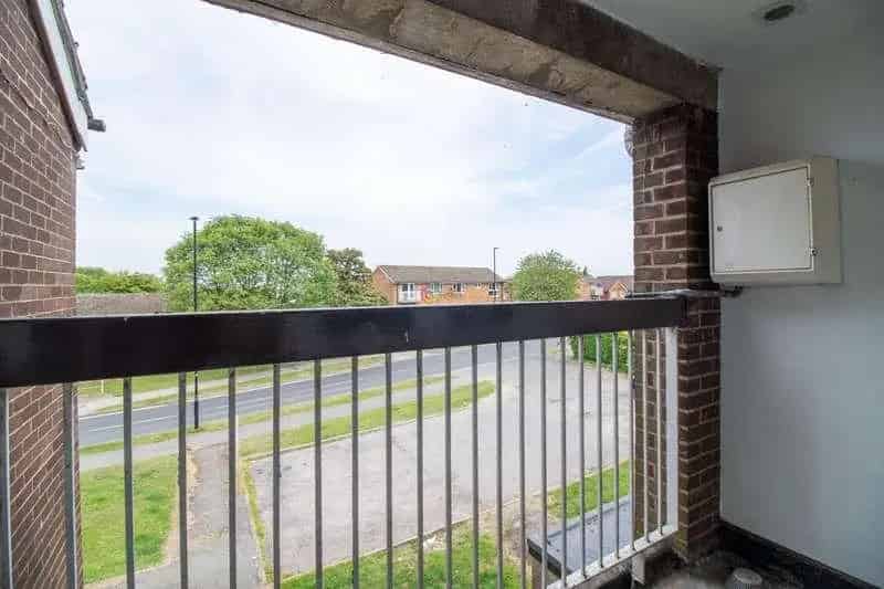 1 Bed Flat for Sale Top Floor Modern Open Plan Living Balcony No Chain