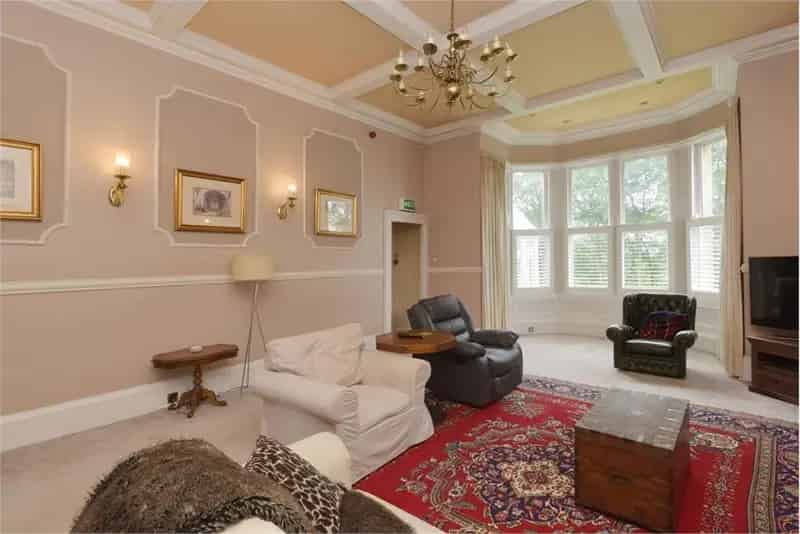 8 Bed Detached House with 3 Reception Rooms and 1.1 Acres