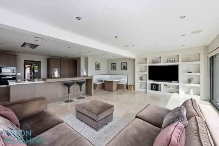 6 Bedroom Detached House for Sale