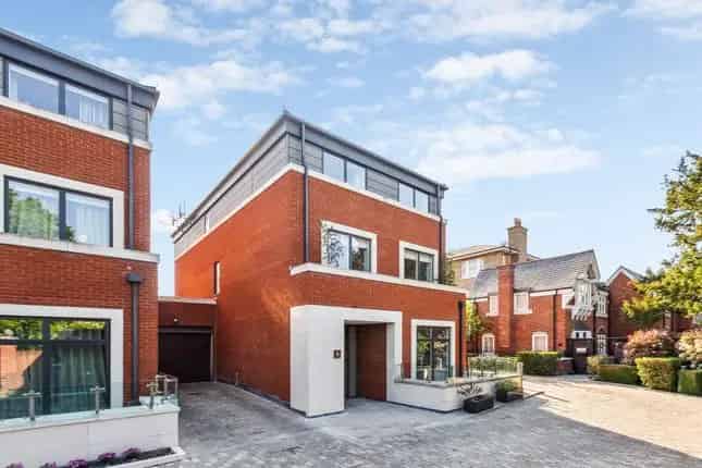 Modern Family Townhouse in Gated Community Wimbledon