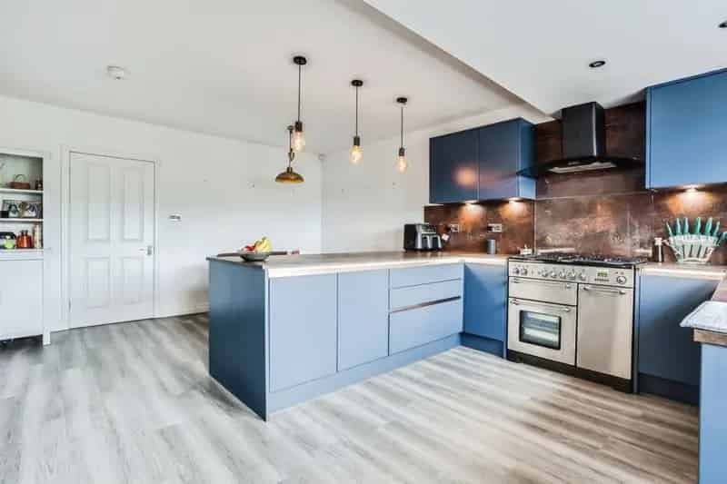 Four Bedroom Townhouse with 18ft Kitchen Diner and Parking