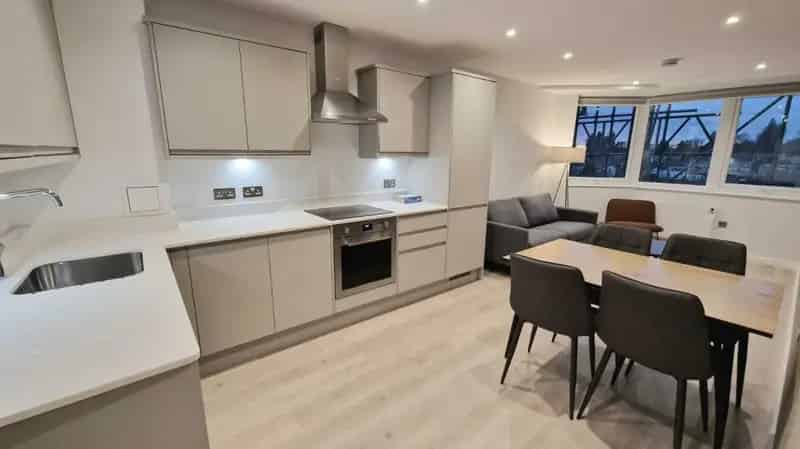 Two Double Bedroom Penthouse Apartment with Gym and Amenities
