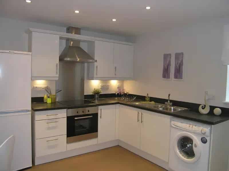 Modern 2-Bedroom Ground Floor Apartment Near M4 J17