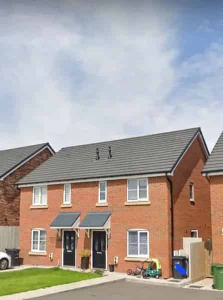 Spacious Home in Quiet Neighborhood Two Double Bedrooms Parking