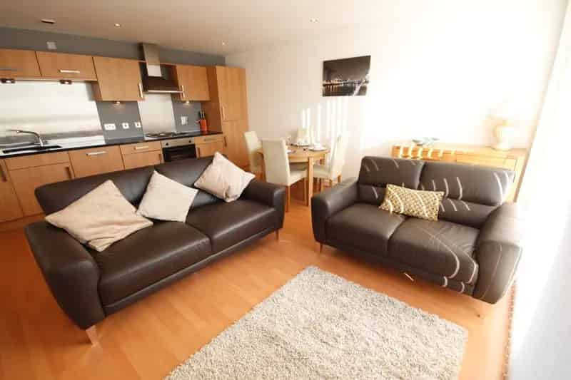 One Bedroom Waterfront Flat Near West End Glasgow