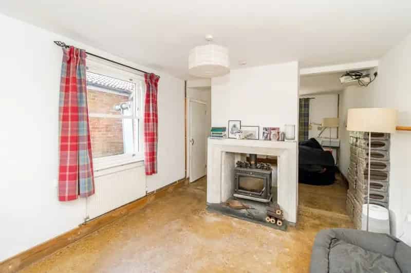 Charming 2-Bed Semi-Detached House in Romsey Town Centre