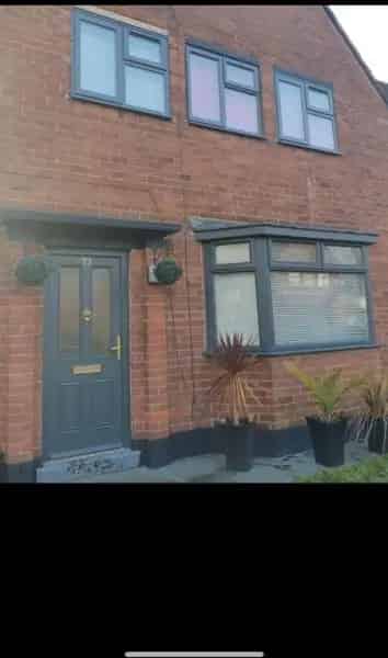 3 Bed Semi Detached House Big Garden Summer House Driveway