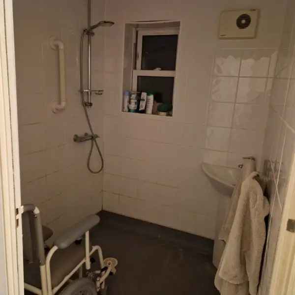 3 Bed House New Kitchen Wet Room Driveway Garden Close Shops Transport