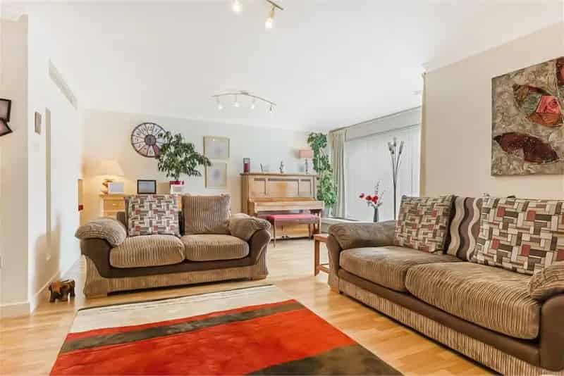 4 Bed House - Detached with 2 Reception Rooms