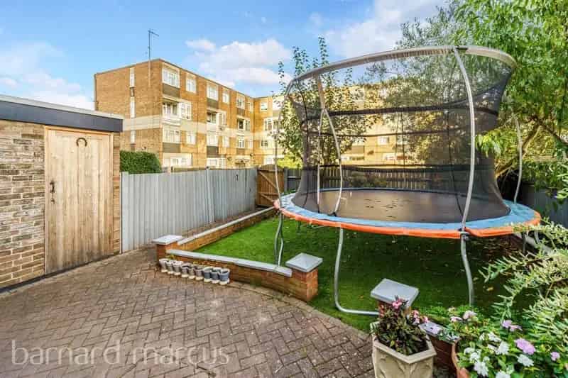 3-Bed House with Modern Kitchen and Garden