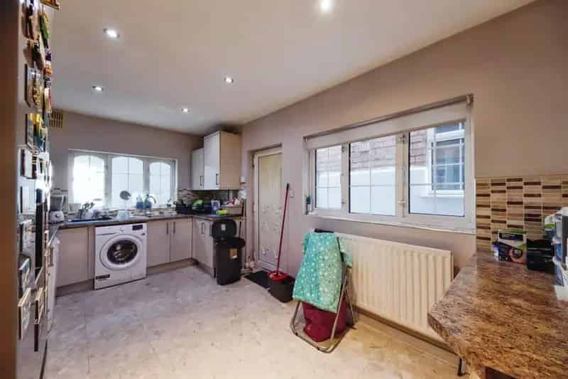 4 Bedroom Semi-Detached House for Sale near Robin Hood Island