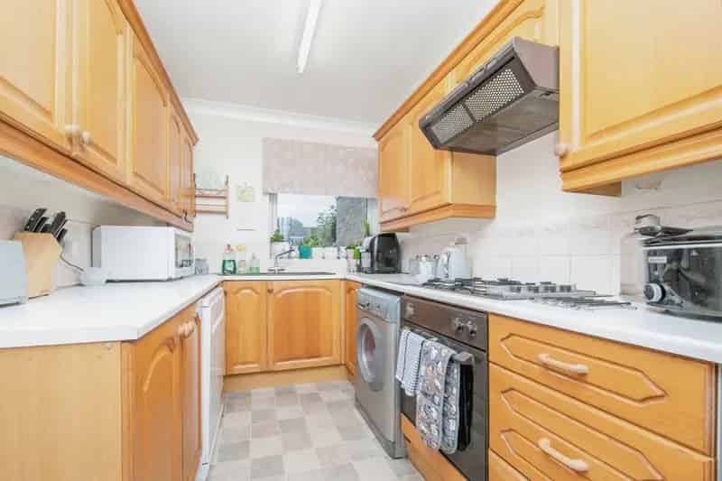 5 Bed 2 Bath House with Conservatory Garage and Garden