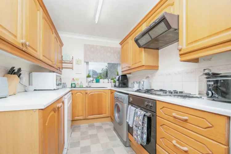 5 Bed 2 Bath House with Conservatory Garage and Garden