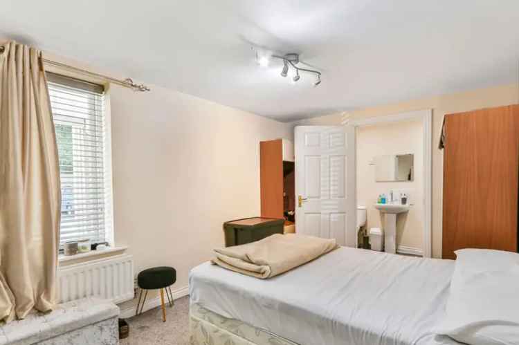 2 Bedroom Flat Ashley Cross Gated Development Allocated Parking