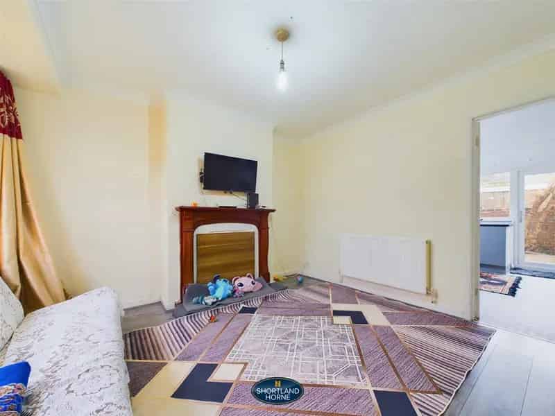 2 Bedroom End of Terrace House to Rent Near Gallagher Retail Park