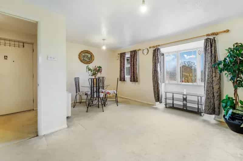 2-Bed Top Floor Apartment with Parking near Hounslow