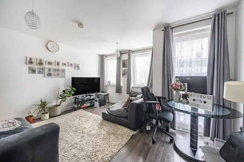 Spacious 2-Bedroom Flat in Camberwell with Private Balcony