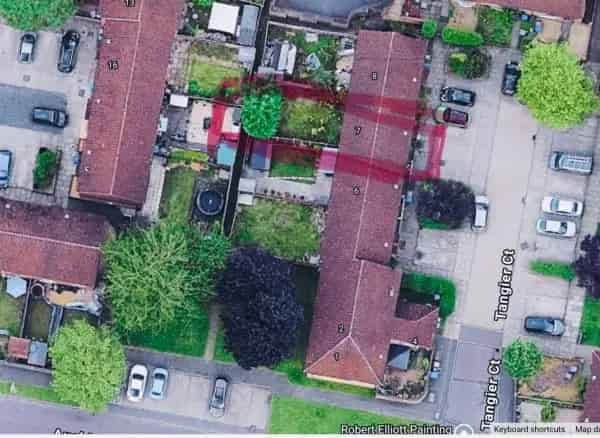 2 Bed Mid Terrace House Near Caesars Camp