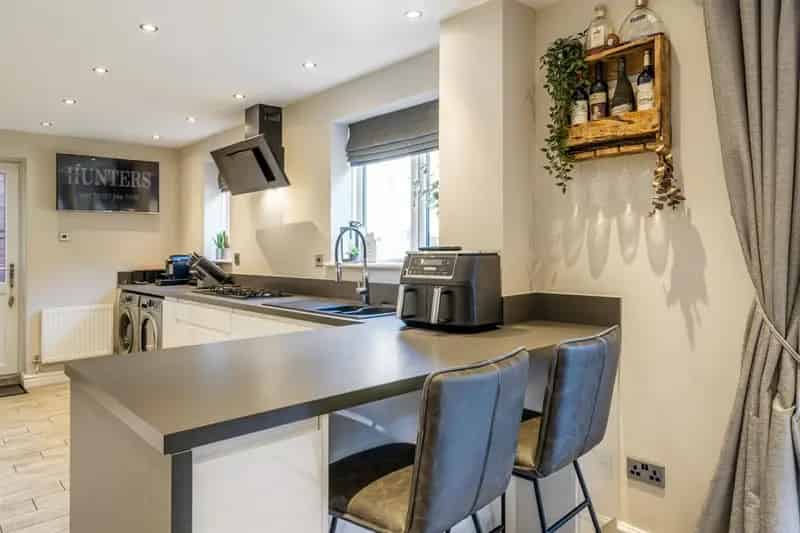 6 Bedroom Detached House For Sale