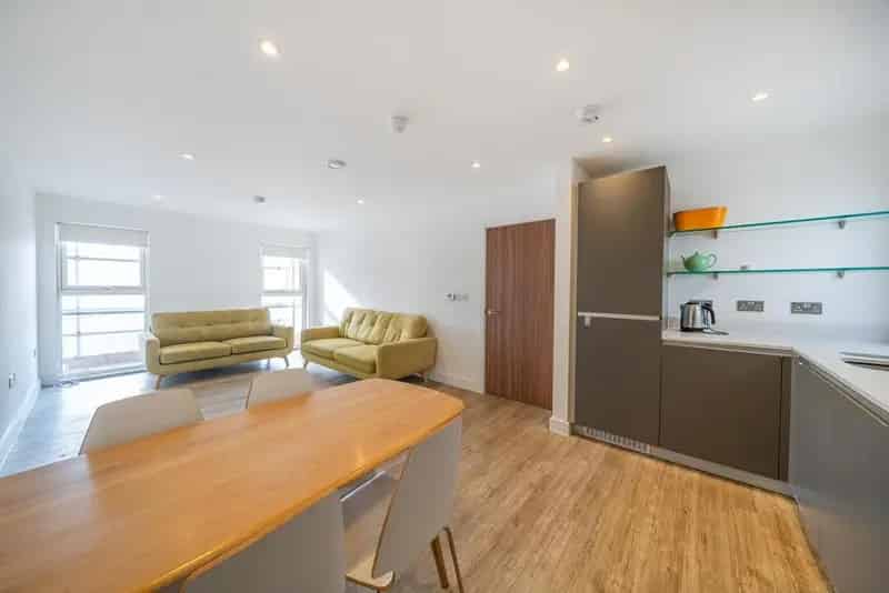 Two-Bedroom Apartment near Stockwell Station