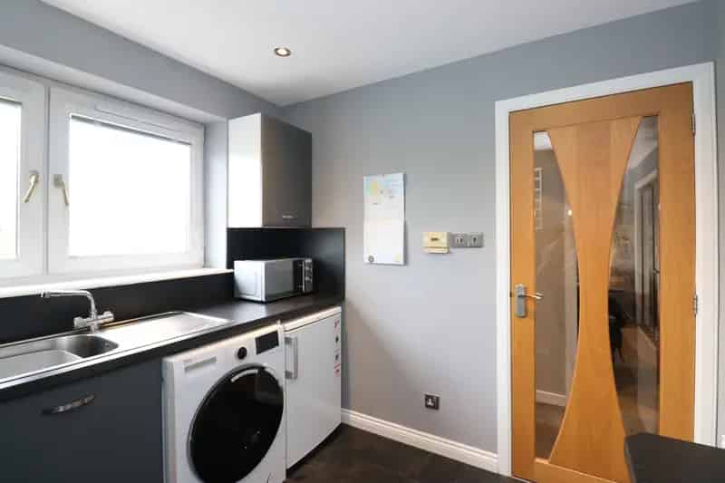Modern Upper Floor Flat with Garage and Private Driveway