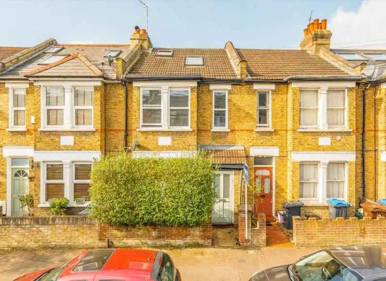 One Double Bedroom Victorian Conversion Flat Near Raynes Park Station