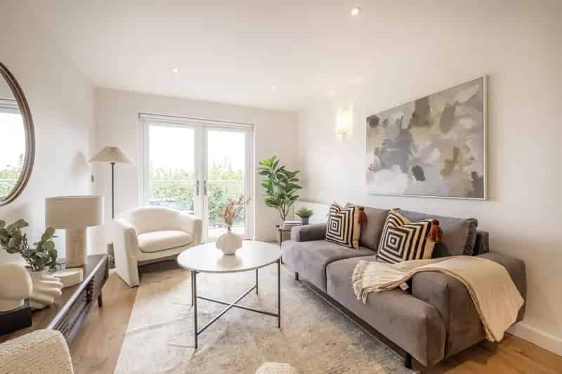 2 Bedroom Flat for Sale in Ealing Near Ealing Broadway Station