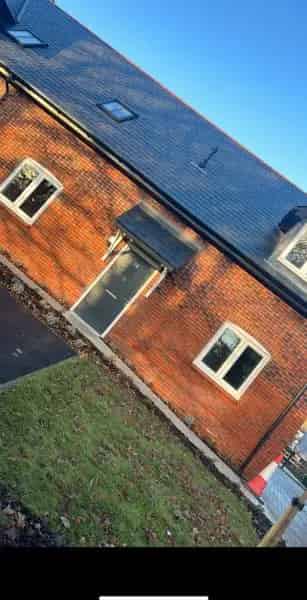 2 Bed Ground Floor Flat Near School and Parks