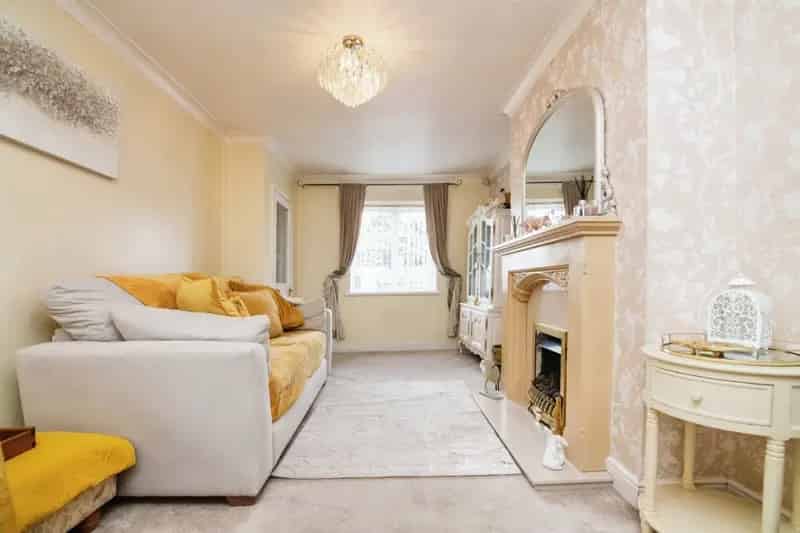 Spacious 3 Bed Semi-Detached House with Garden and Parking
