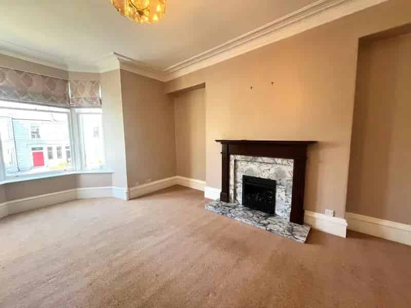 Spacious West End Flat  3 Bedrooms