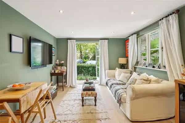 2-Bed Apartment Fulham SW6 - Gated Development - Gym Pool Parking